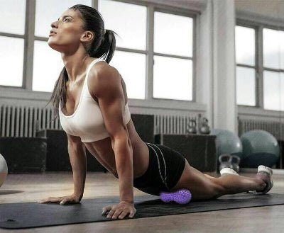 boule de massage avec une femme athletique