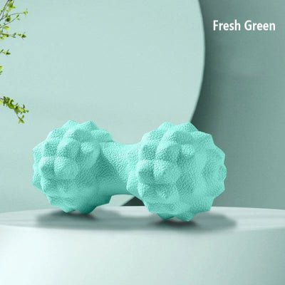 Boule de massage verte sur un meuble