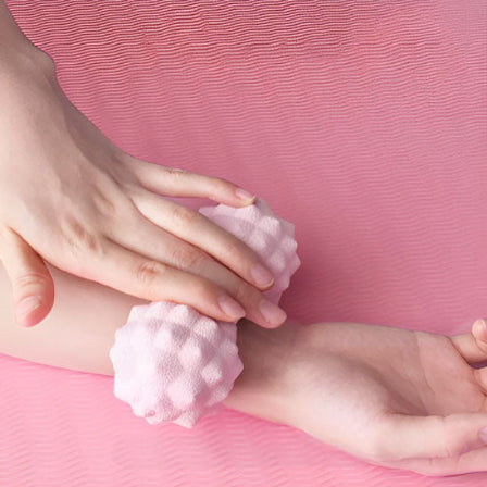 boule de massage couleur rose femme masse poignet