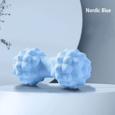 Boule de massage bleu sur un meuble
