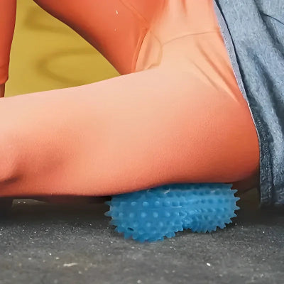 boule_de_massage on voie une femme qui masse sa cuisse