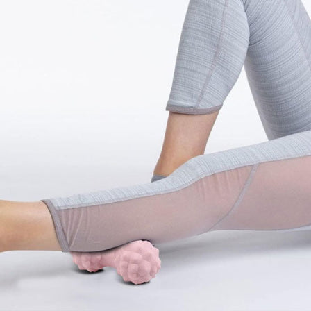 boule de massage rose la femme masse son mollet