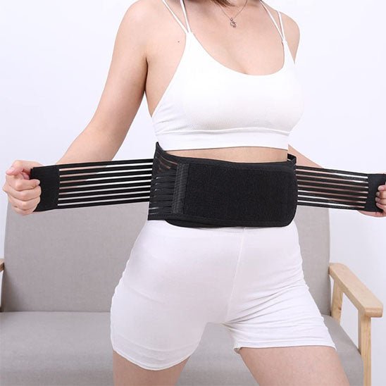 Femme portant une ceinture lombaire noire autour de la taille.