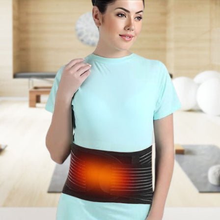 Ceinture lombaire chauffante montrant une femme un gilet bleu