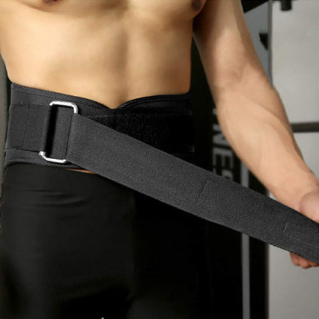Un homme portant une ceinture de force noire autour de sa taille.