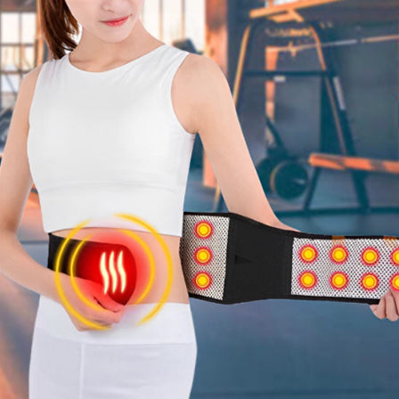 Ceinture lombaire chauffante montrant une femme en vetement blanc a la salle de sport