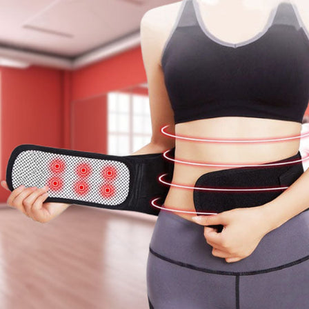 Ceinture lombaire chauffante montrant une femme dans une salle de yoga