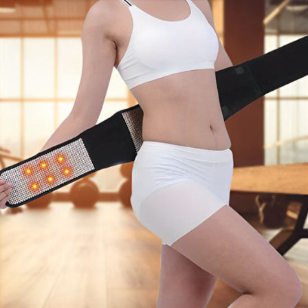 Ceinture lombaire chauffante montrant une femme dans une salle de crossfit