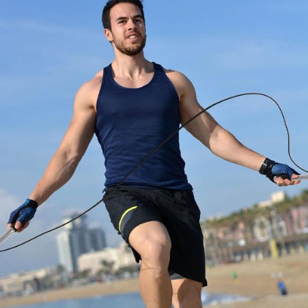 Homme pratique la corde a danser dehors