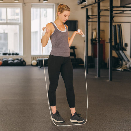 Femme dans salle crossfit corde a sauter