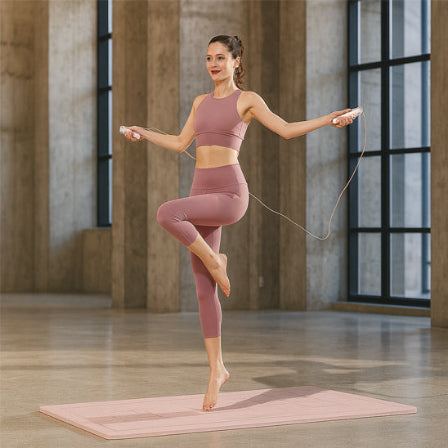 Femme pratique corde a sauter dans une salle