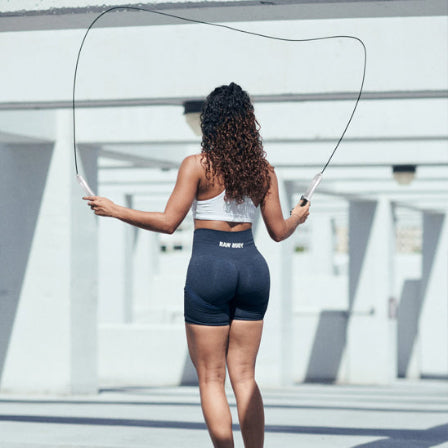 Femme pratique corde a sauter a exterieur