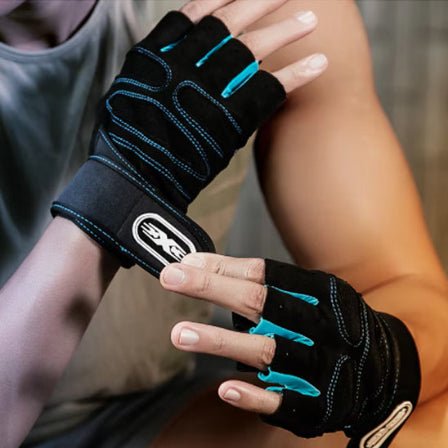 Gant musculation photo montrant homme qui ajuste les sangle poignet velcro