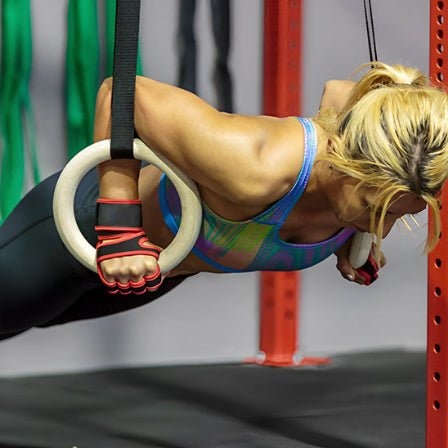 Gant musculation femme sur anneaux de gymnastique