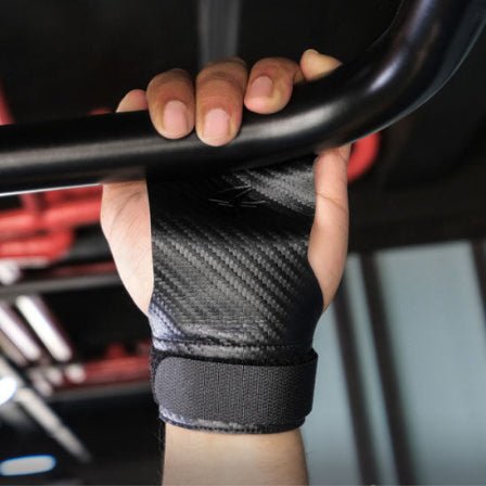 Gant pour musculation image montrant la main une femme qui tient une barre