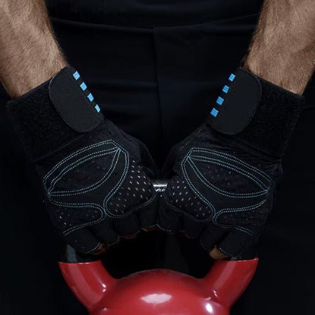 Gant pour musculation homme qui tient kettlebell