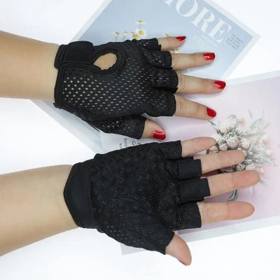 Gant de musculation noir mains une femme appuyer sur table
