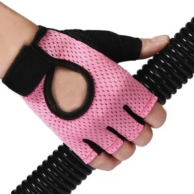 Gant de musculation rose dans les mains une femme qui tient une barre