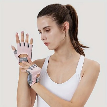 gant pour musculation rose sur modele femme fitness