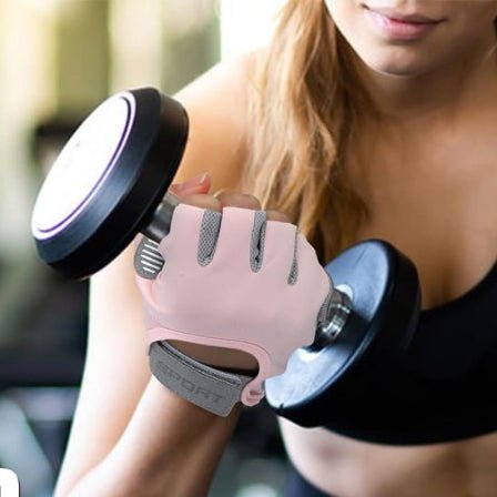 Gant pour musculation femme avec un haltere dans la main