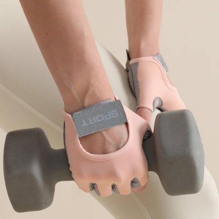 Gant pour musculation femme avec un haltere dans la main