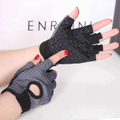 Gant de musculation gris mains une femme appuyer sur table
