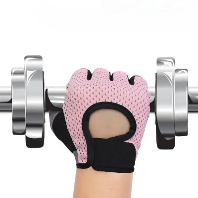 Gant de musculation rose dans les mains une femme tient haltere