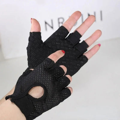Gant de musculation noir mains une femme dessus et dessous des gants