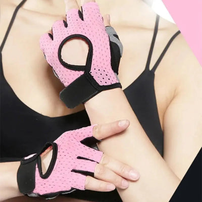 gant de musculation rose et noir dans les mains une femme
