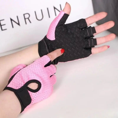 Gant de musculation rose mains une femme appuyer sur table
