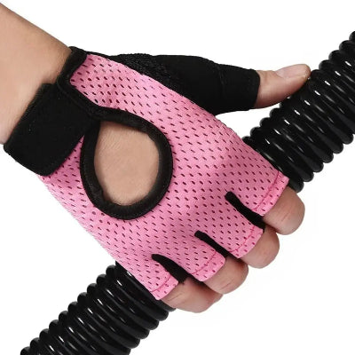 Gant de musculation rose dans les mains une femme qui tient une barre