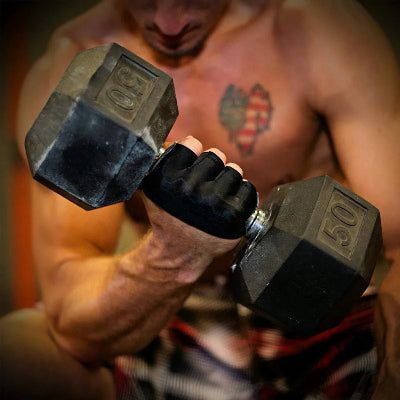 Gant musculation unisex photo montrant un homme avec un haltere dans la main