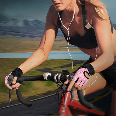 Gant musculation rose avec une femme en velo