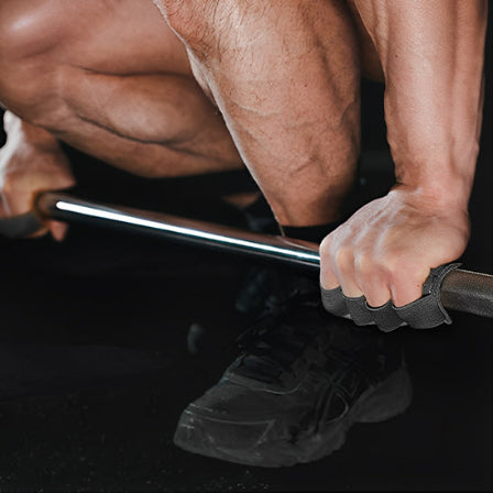 Gant musculation montrer avec un homme accroupi qui tient une barre