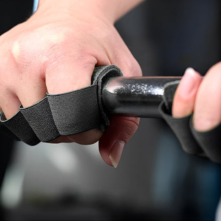 Gant musculation montrer avec un homme qui tient un ketlebell