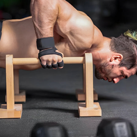 Gant musculation homme qui fait un push up