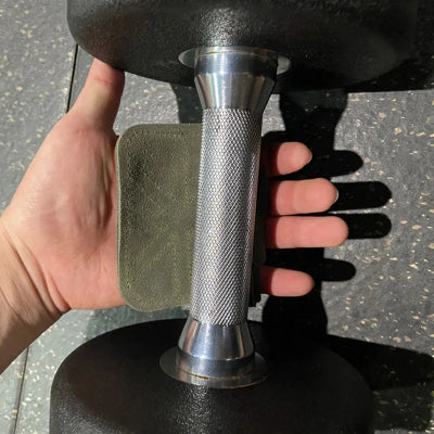 Gant musculation kaki montrer avec un homme qui un haltere
