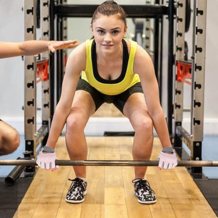 Gant pour musculation femme qui fait un deadlift