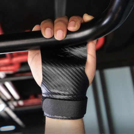 Gant pour musculation image montrant la main une femme qui tient une barre
