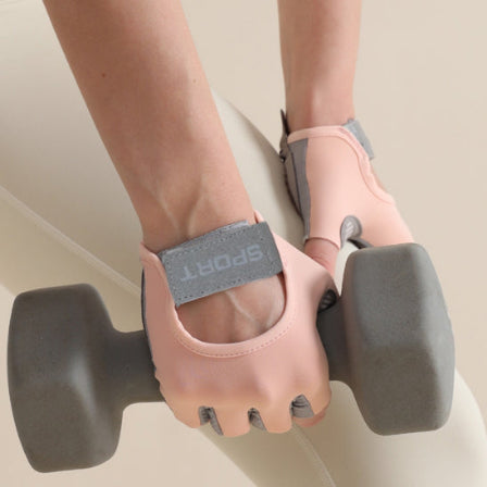 Gant pour musculation femme avec un haltere dans la main