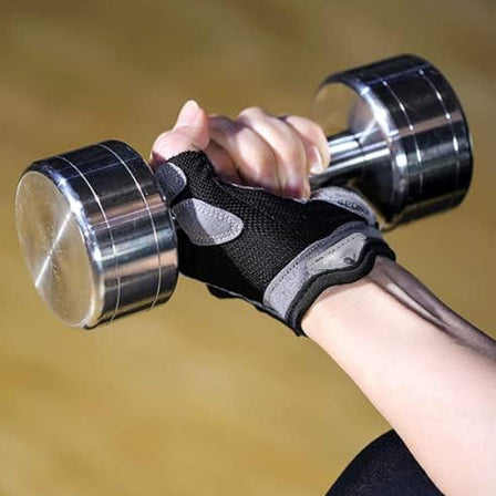 Gant pour musculation femme avec un dumbell