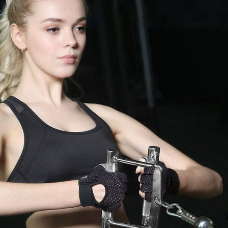 Gant pour musculation femme fait un exercice de dos