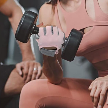 Gant pour musculation femme fitness dans un gym
