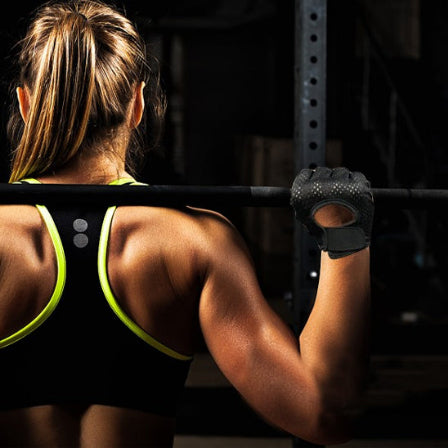 Gant pour musculation porte par femme position squat