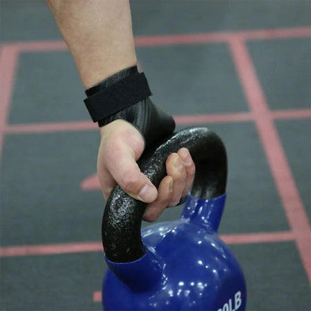Gant pour musculation image montrant un homme qui tient un kettlebell