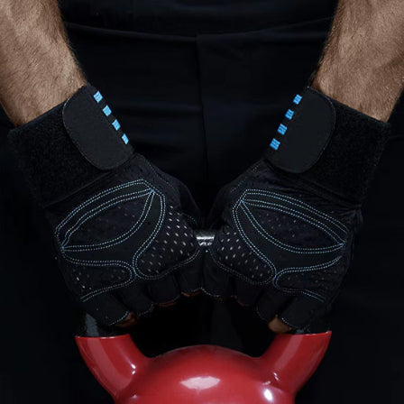 Gant pour musculation homme qui tient kettlebell