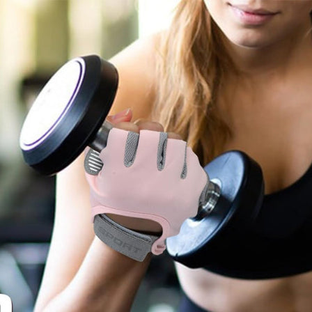 Gant pour musculation femme avec un haltere dans la main