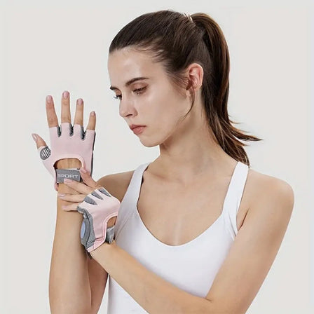 gant pour musculation rose sur modele femme fitness