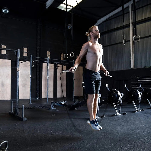 Homme fait corde a sauter dans salle de crossfit