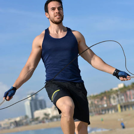 Homme pratique la corde a danser dehors